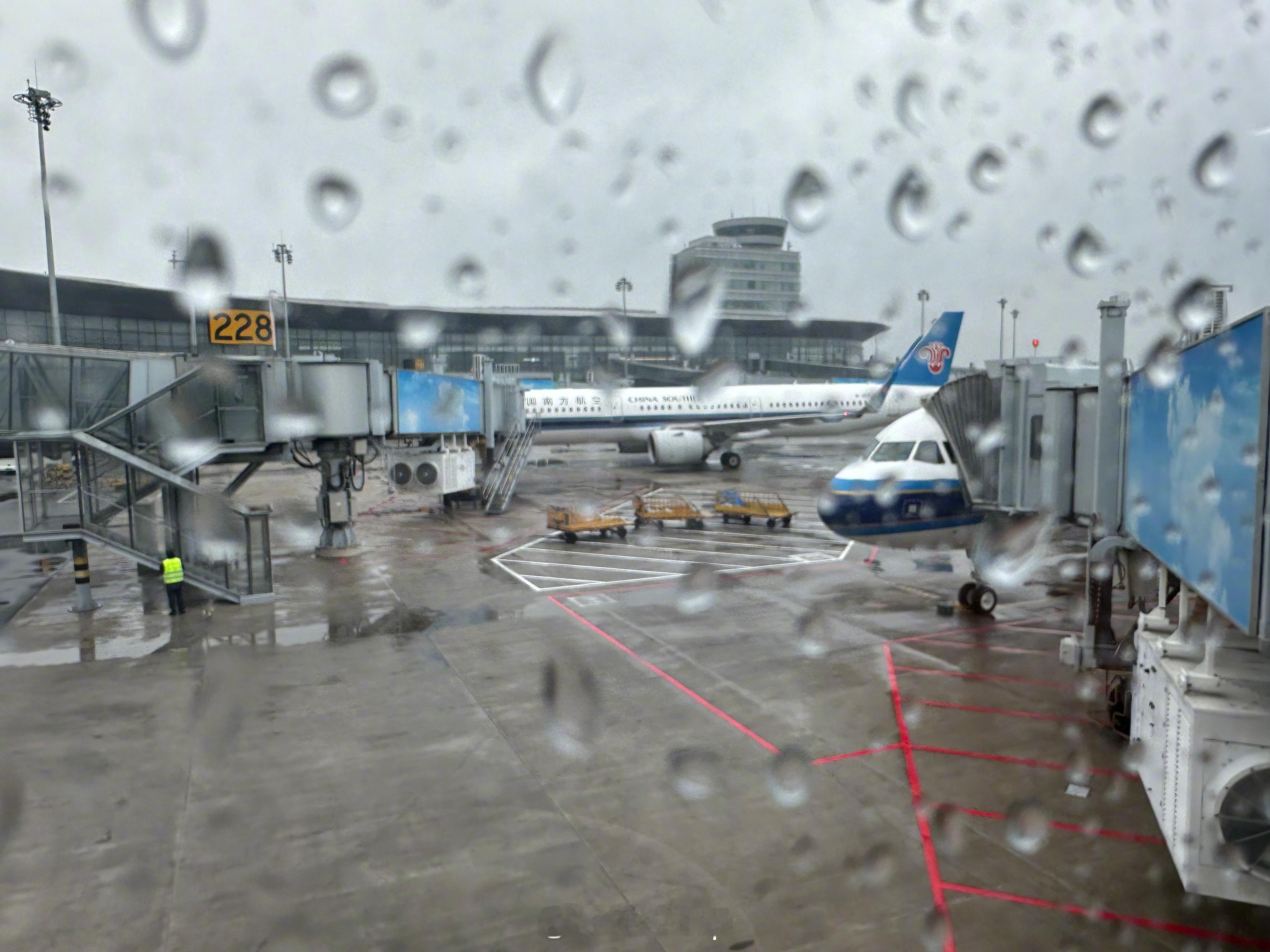 去杭州赶个早班机，今天长春天气不怎么美丽，希望别晚点！  ​​​