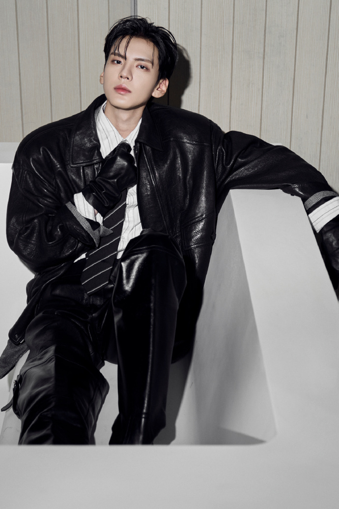 毕雯珺男模身材建模脸毕雯珺ELLE盛典湿发皮衣A感造型 毕雯珺男模身材建模脸，毕