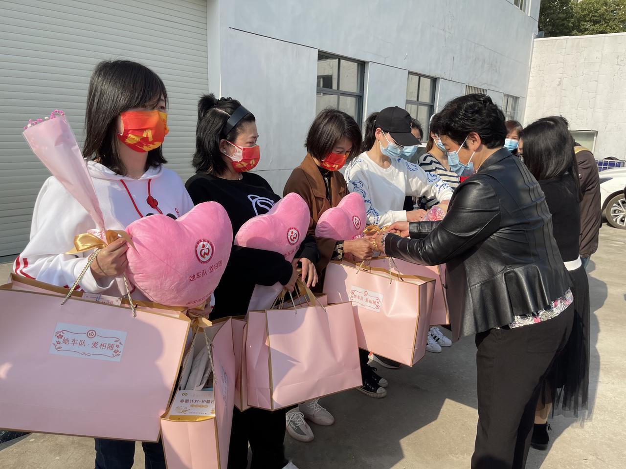 农村妇女开网约车8年亮相春晚网约车司机说上春晚不是本事是幸运八年方向盘上“转”出