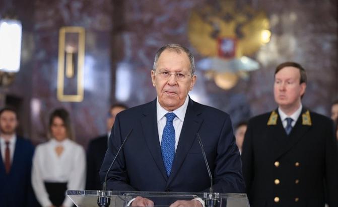 俄罗斯外交部长拉夫罗夫11日表示，“除了特朗普之外，没有人声称印度计划停止购买俄