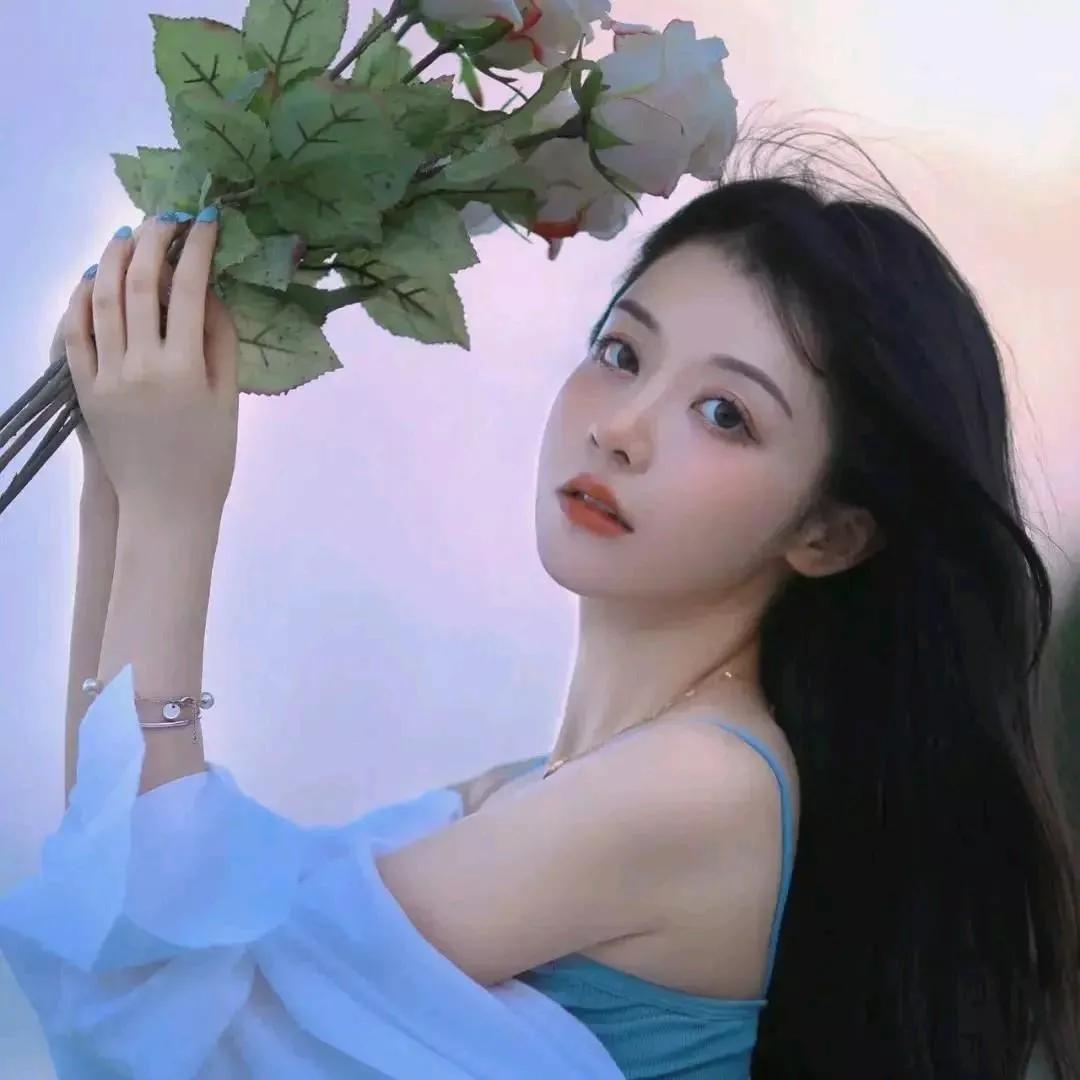 梦幻少女手捧花束，温柔时光粉橙色系花束 嫩粉色系花束 花束少女风 手拿花束 少女