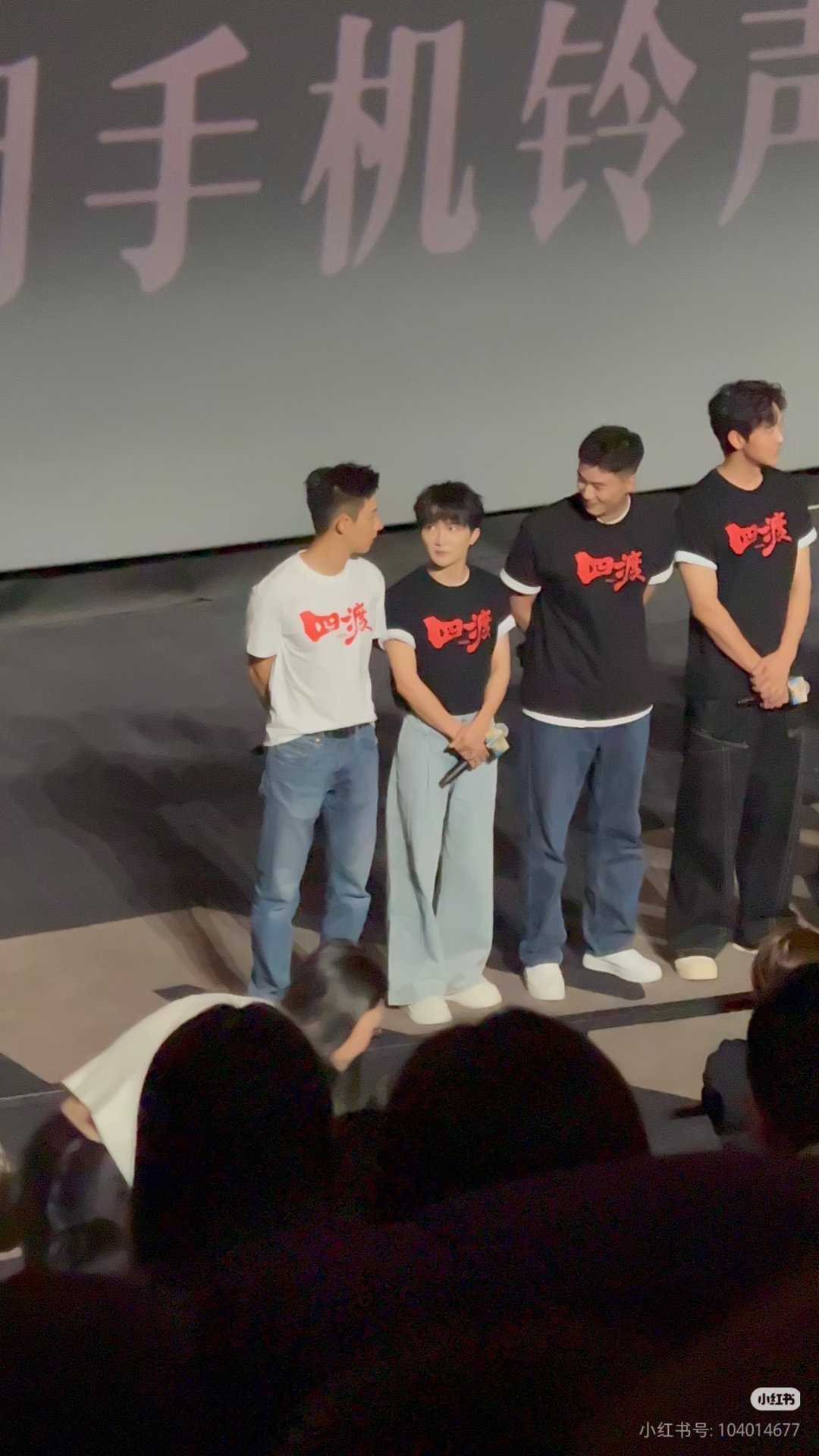 这里面有一个小女孩 
