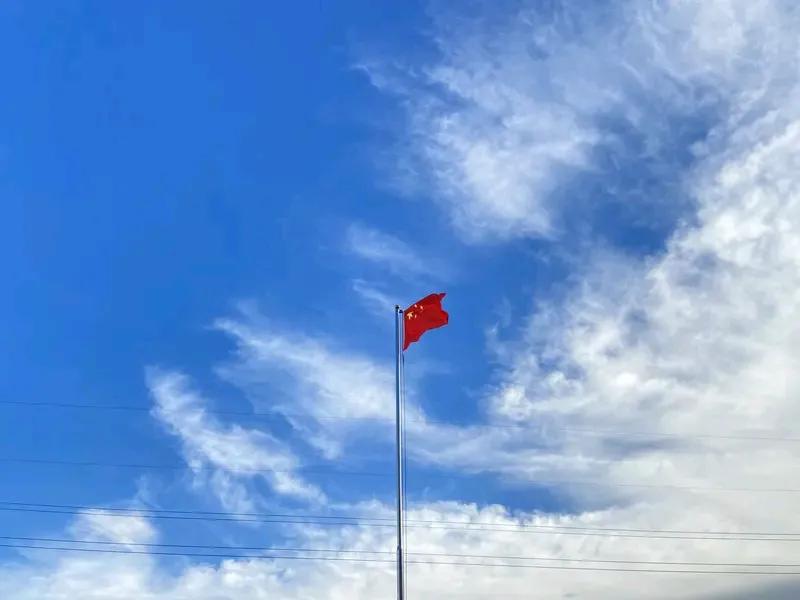 国庆节临近，大街小巷都披上了“中国红”。在资阳市安岳县，一面面五星红旗在秋日晴空