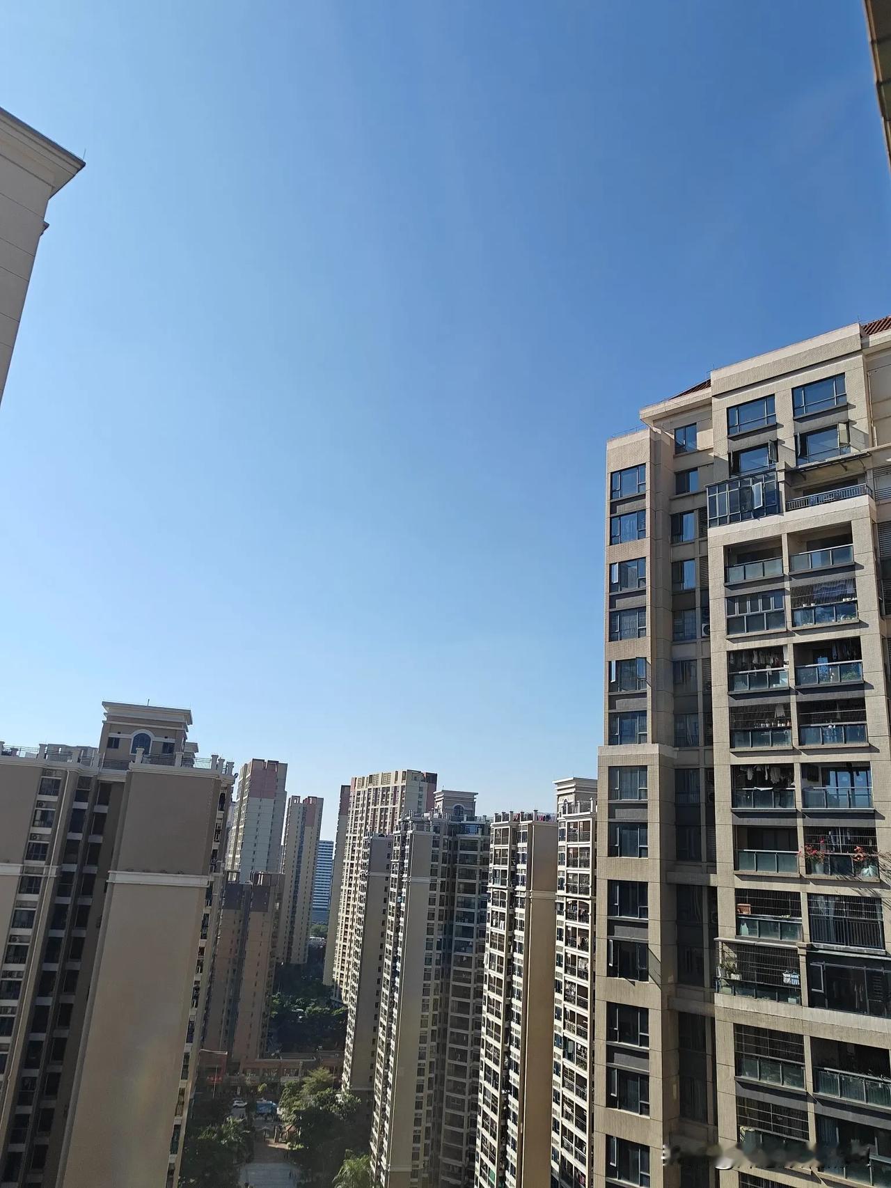 周末大亚湾家又来一个新邻居。
我们家这层，从我们家2021年搬过来时，一层有六户