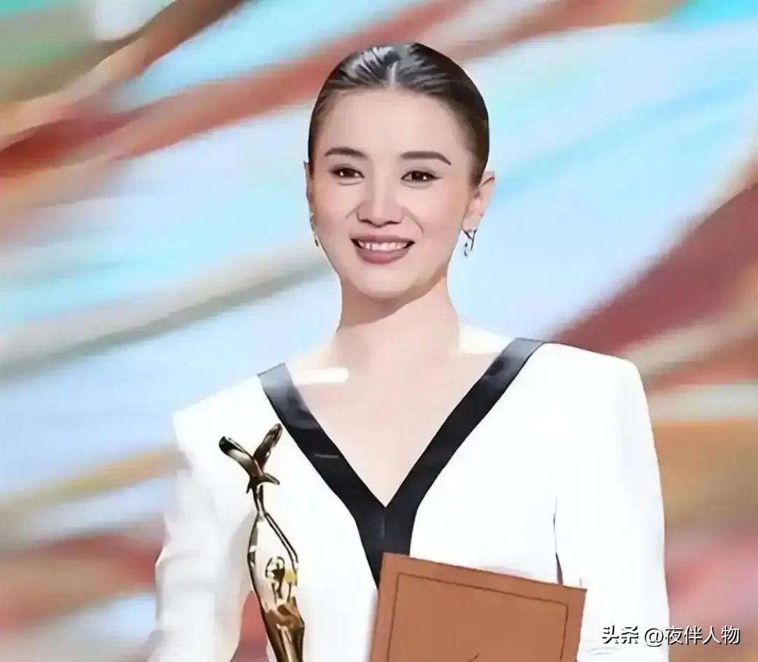 杨澜问宋佳，“你在片场会乖乖听导演的吗？”宋佳回答，“为什么不会？”杨澜又问，即