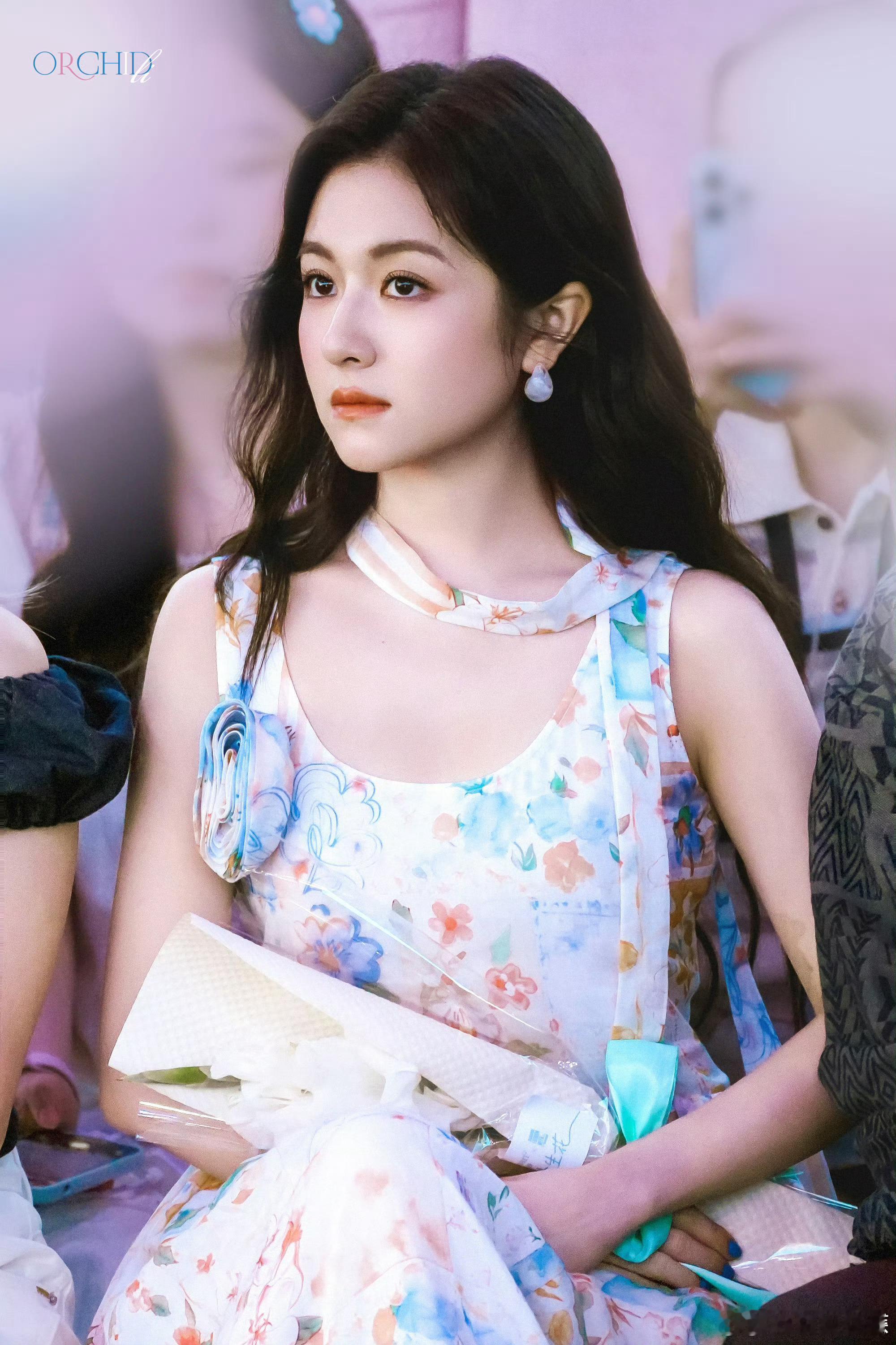 原相机下的李兰迪生图比精修还出圈🌸原相机直拍也毫无压力，肌肤透亮五官柔和，温婉