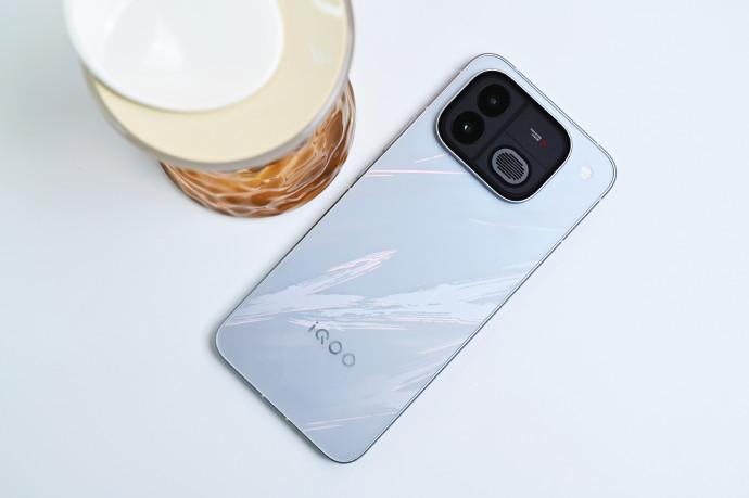 iQOO Neo12定档10月28日晚发布即开售。这代官方把它和数字旗舰并列成双