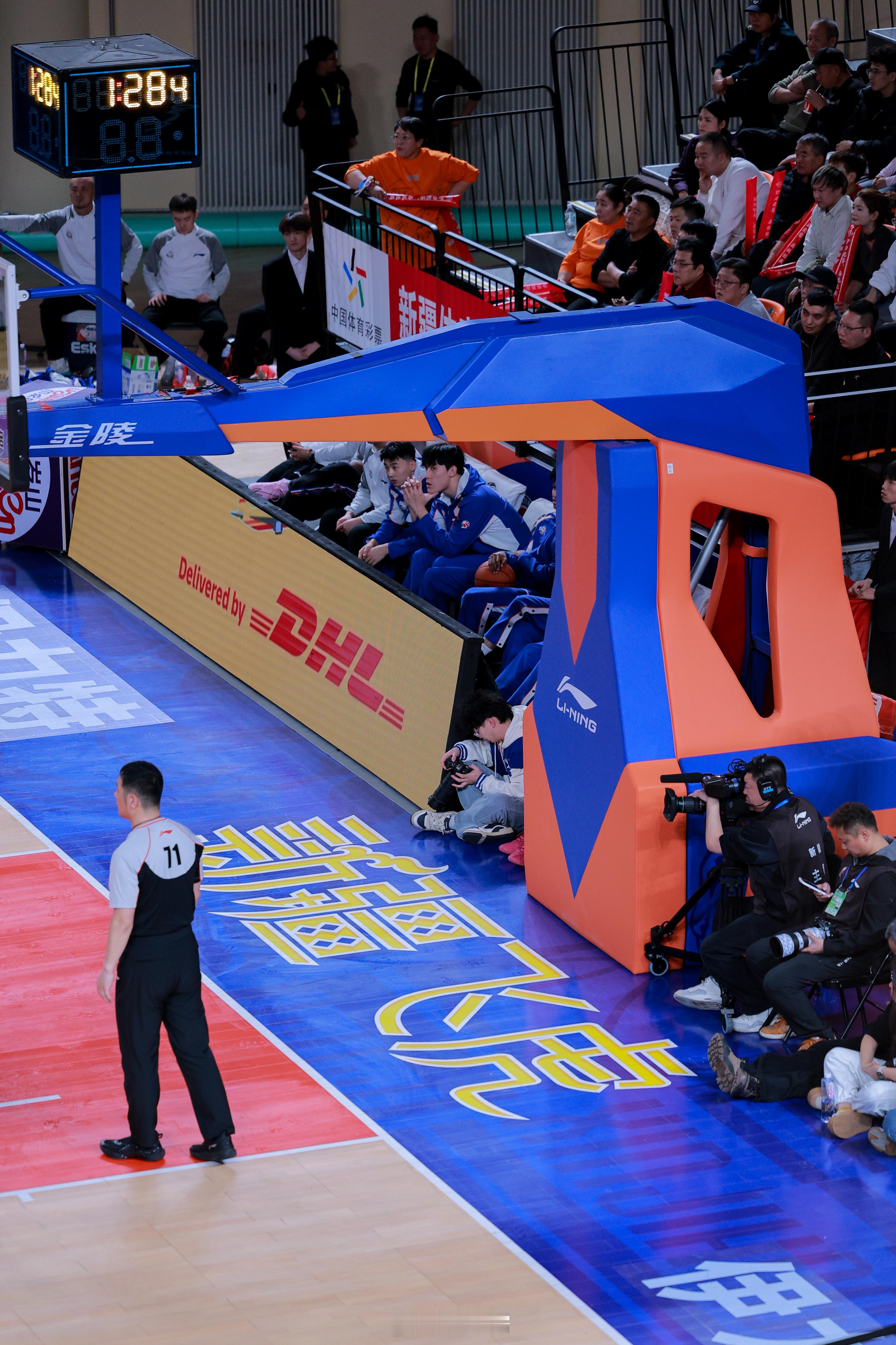 比赛日摸鱼照cba新疆男篮小卢篮球世界