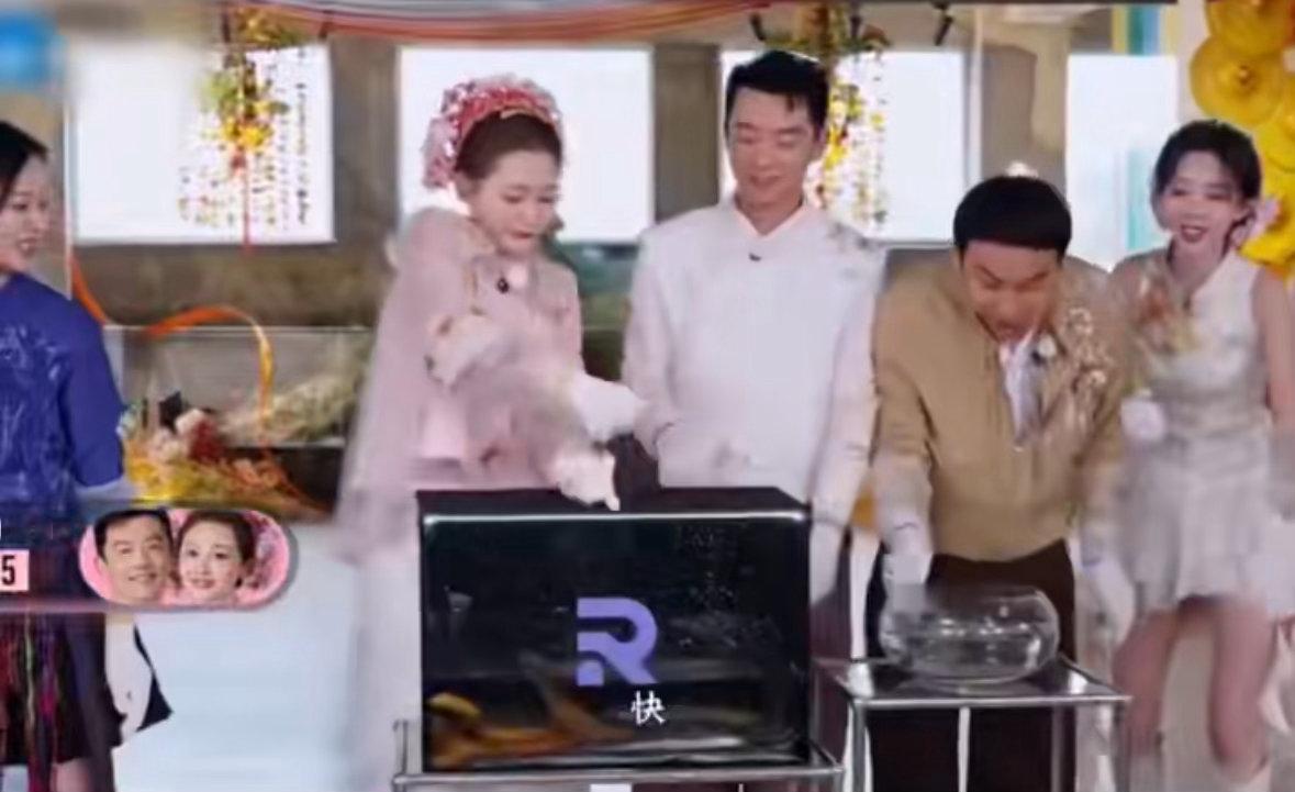 郑恺苗苗找到副业了奔跑吧二人全程松弛自在，处理事情条理清晰，沉稳干练的样子，比专