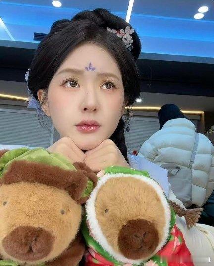 #赵露思盘发花钿妆#赵露思盘发花钿妆wink ，揣着小手迎端午！这个造型一整个期