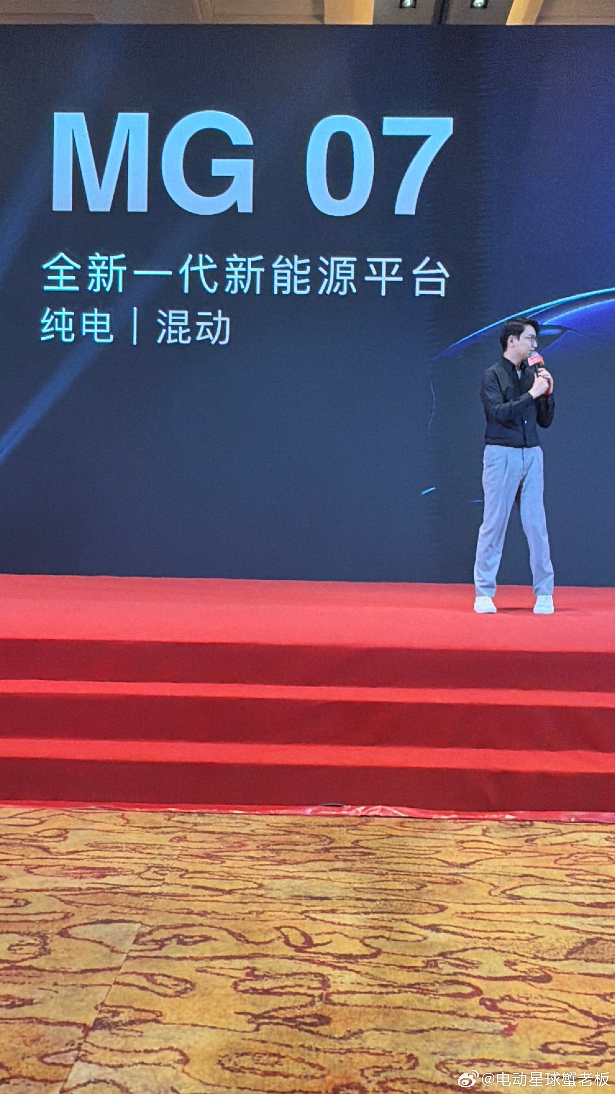 上汽乘用车，MG品牌今天披露了两款新车，一款SUV，4X，一台新能源轿跑 07。