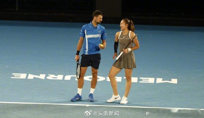 澳大利亚墨尔本举行的2025澳网慈善赛上，2024澳网女单亚军、巴黎奥运网球女单