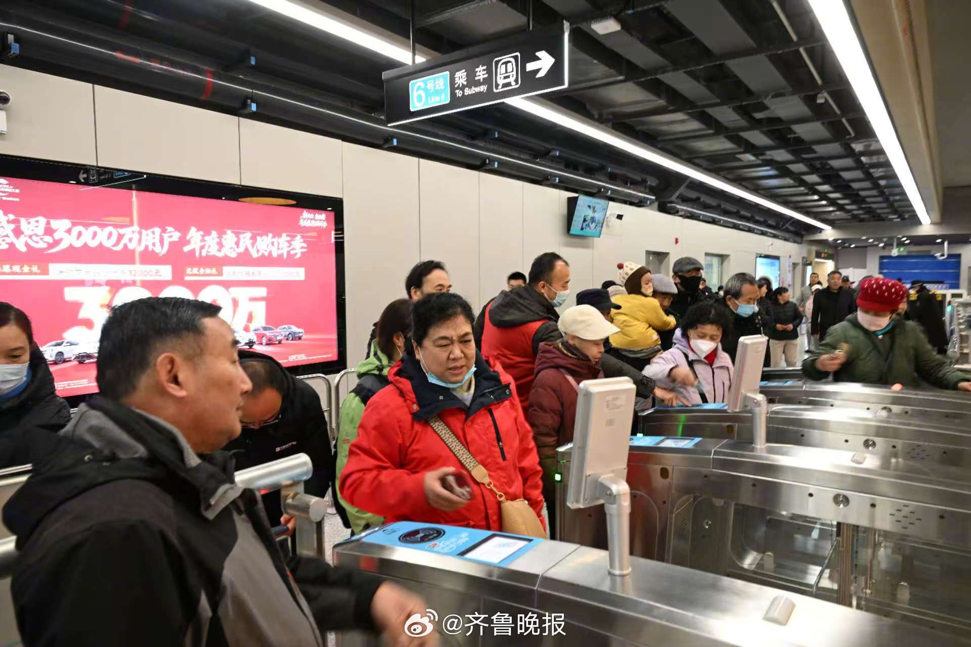 【#济南市民百米冲刺只为乘坐首班地铁6号线#】27日十时许，随着济南地铁6号线山