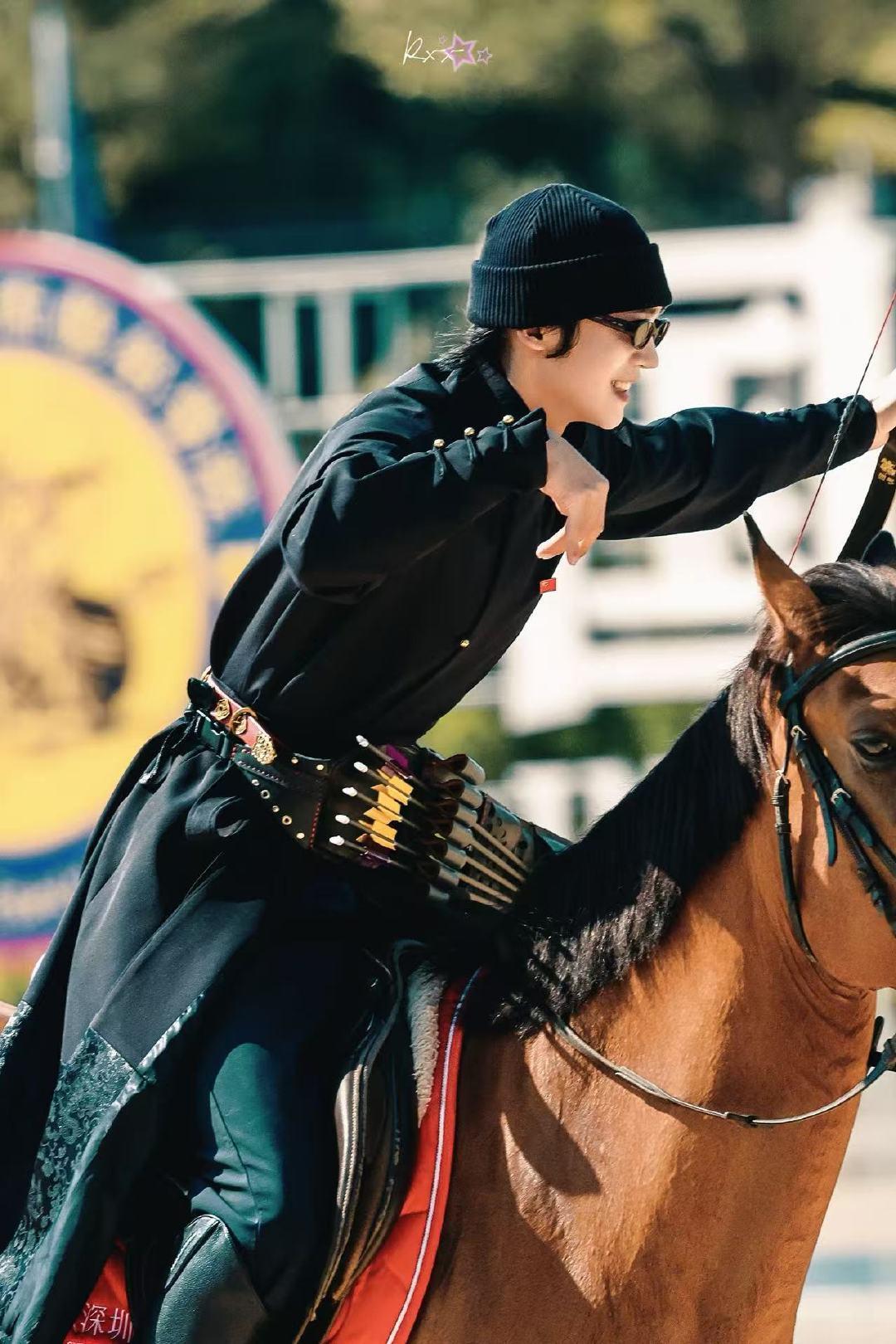 于适用小腿轻推马腹太苏了 于适的骑马名场面+1！轻推马腹的瞬间游刃有余，细节里全