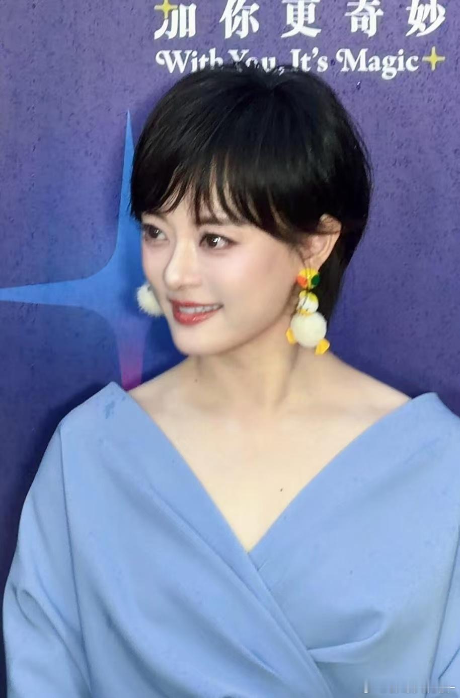 嬛嬛的鼻子好美丽….怼脸状态也好美丽孙俪柔雾蓝长裙好俏皮孙俪连耳坠都是唐老鸭