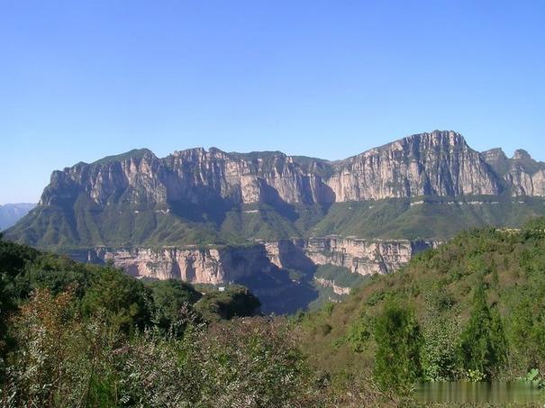 【林滤山】林滤山四面群山起伏，莽莽苍苍，山势挺拔雄险，山头常被云封雾锁，素有“不