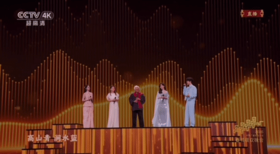 陈立农歌声能打谁懂这种心动！陈立农天蓝色妆造亮相春晚，少年感直接拉满，一开口歌声