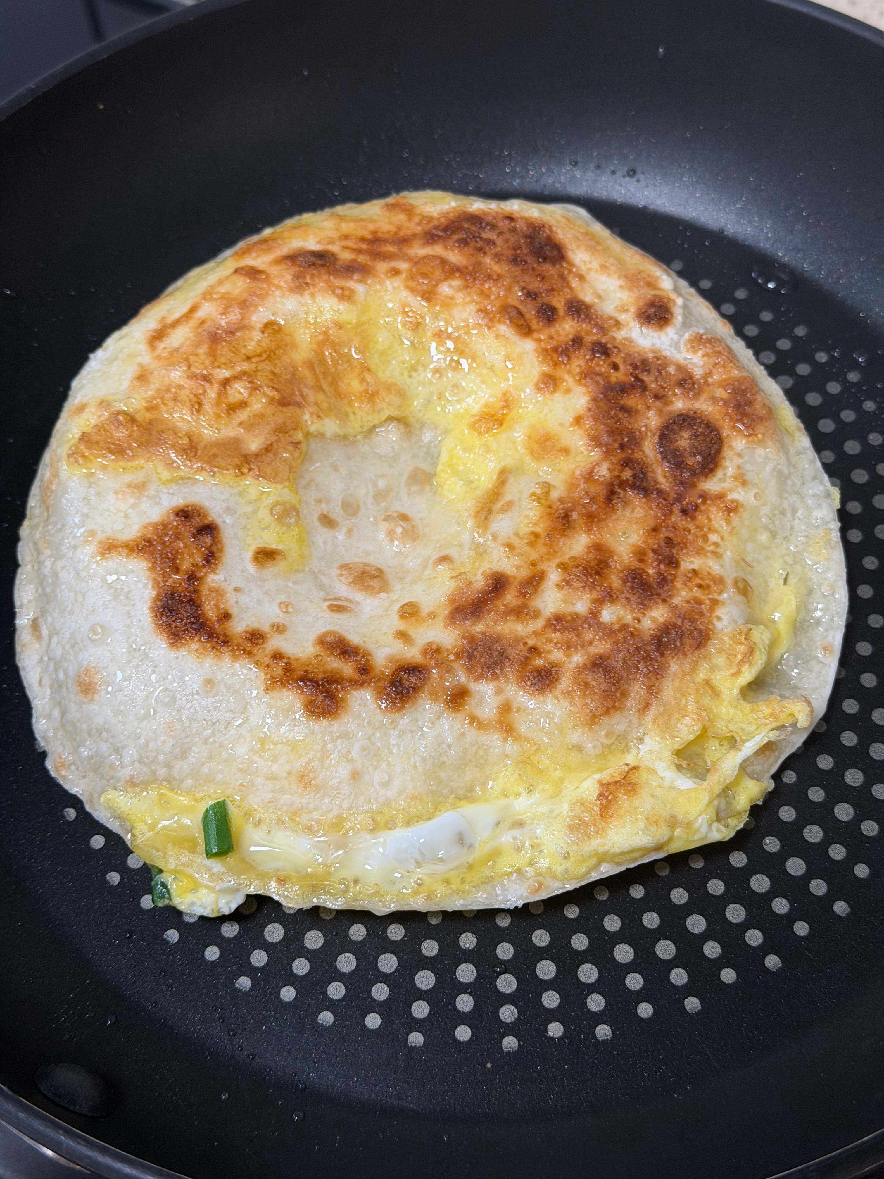 娃起来了，吃个鸡蛋灌饼
