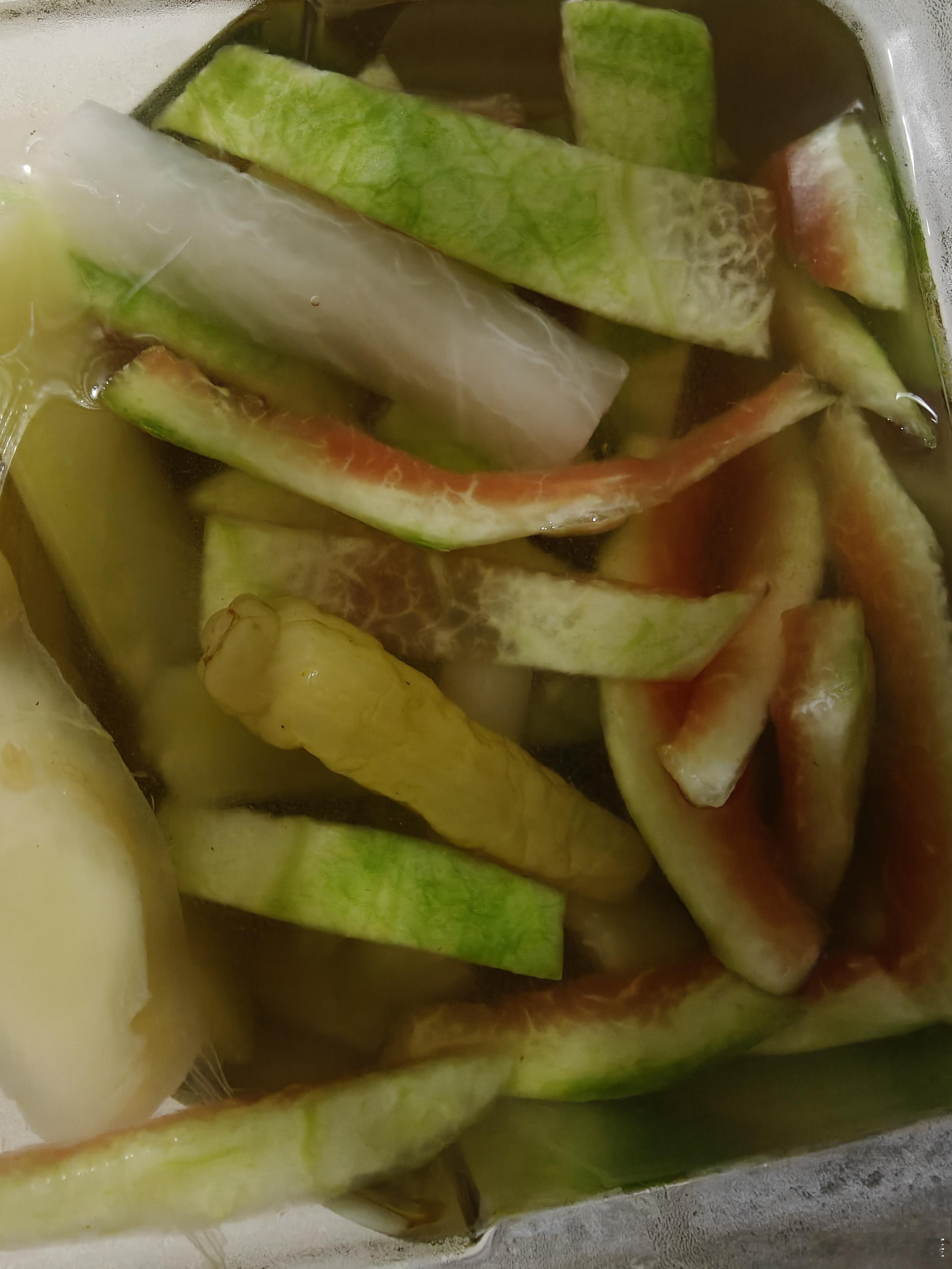 【万物静观皆自得  万物也皆可泡】虽然，现在西瓜改良的皮越来越薄，还是试着做了点