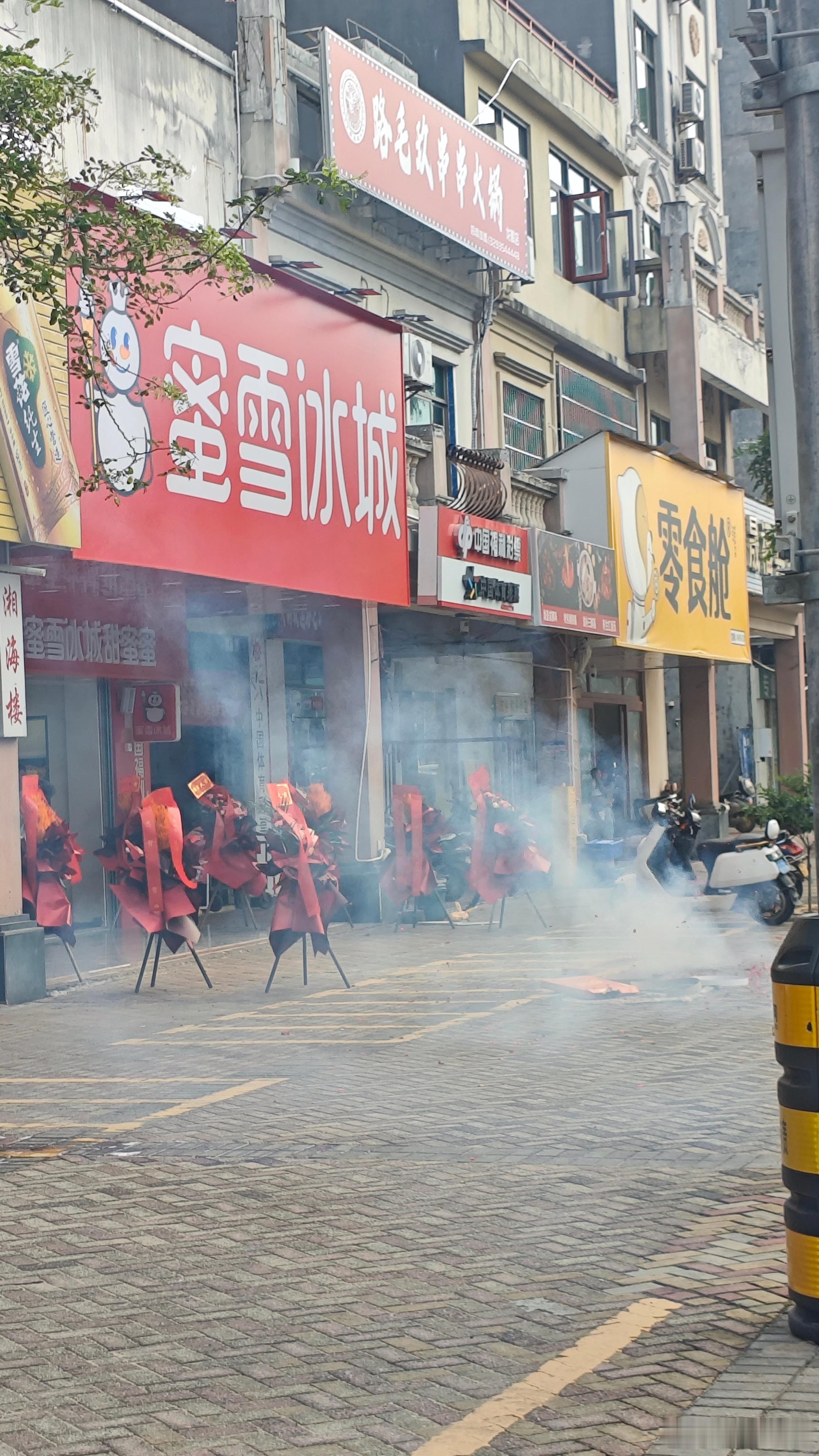 获得成就：龙楼第一杯蜜雪珍珠奶茶龙楼蜜雪第二单（第一单被图三抢走了） 
