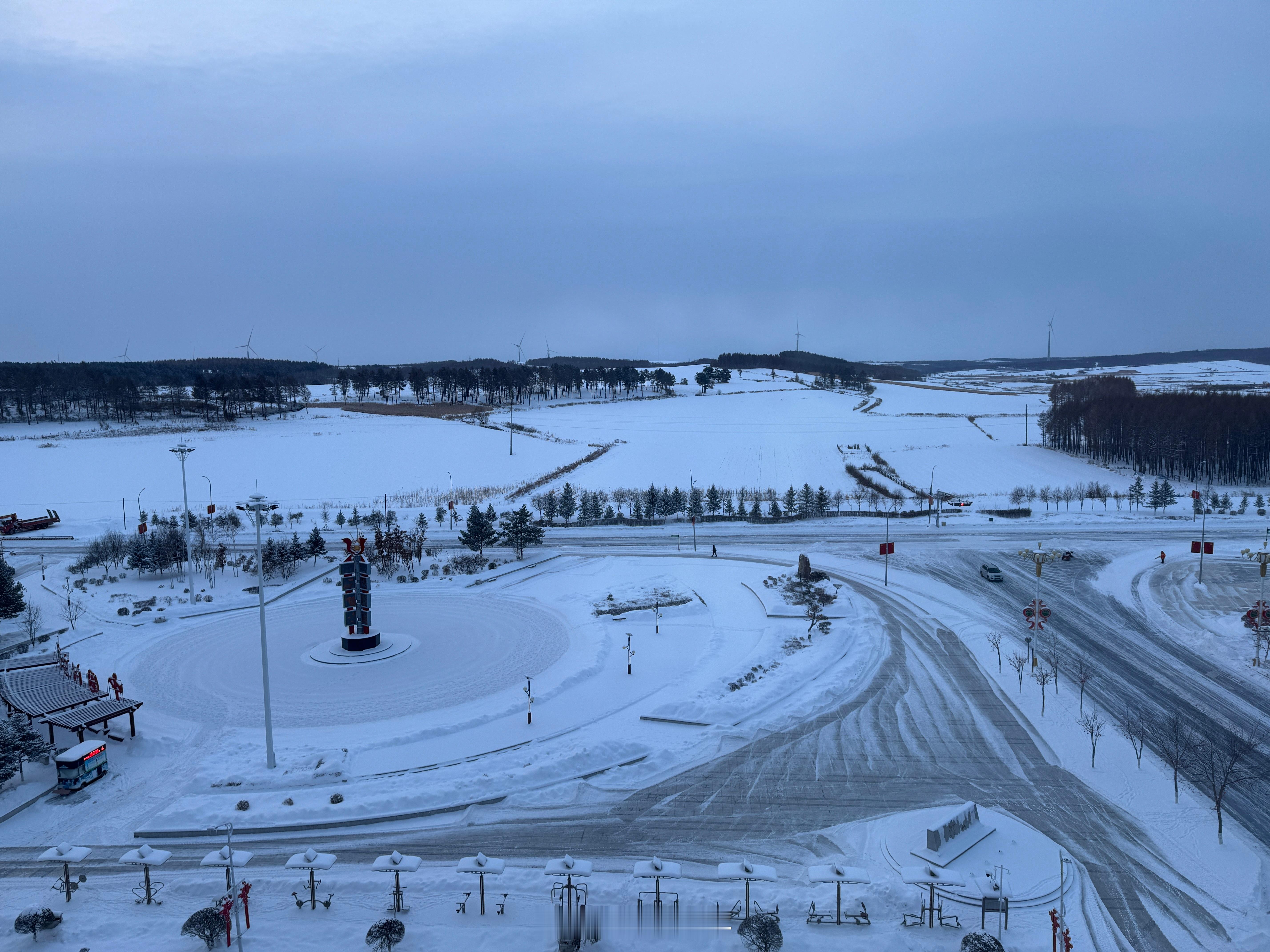 早东北冬天虽然冷，但是人们起的还是挺早的，六点就被铲雪车吵醒。感觉在这种安逸的小