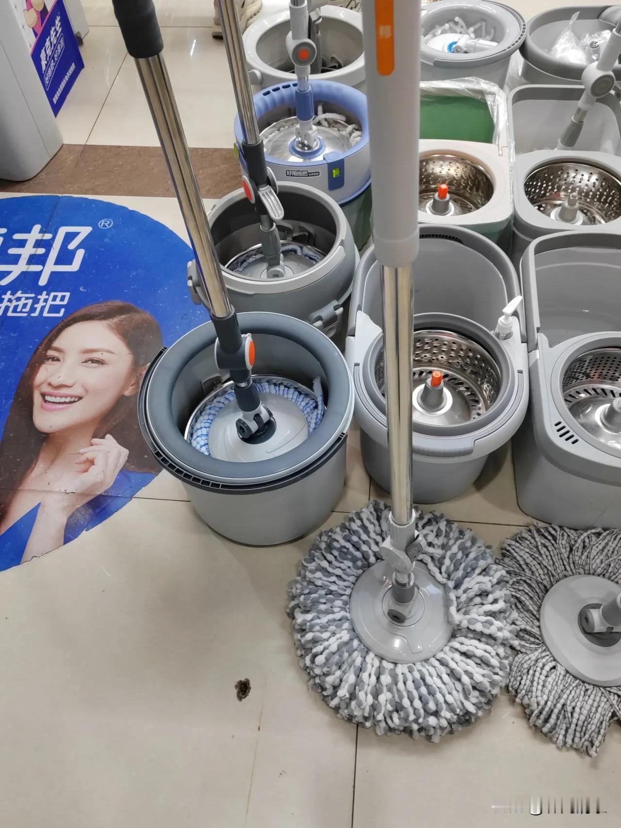 各位勤快的女主人，有件事在线征求大家的意见。
     家里的拖把坏了，今天在小