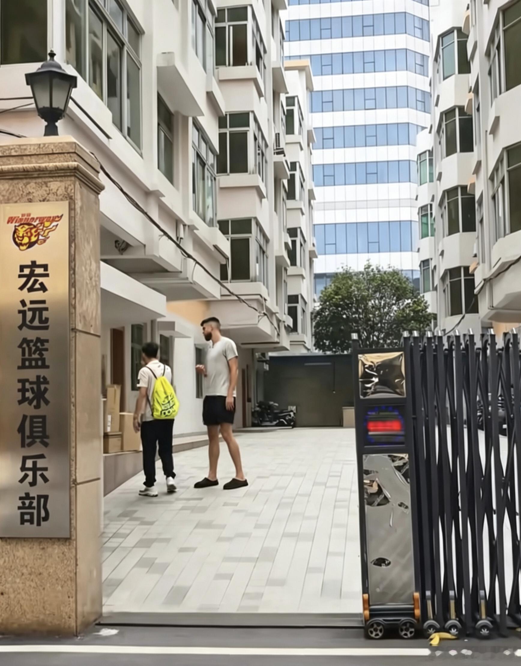 大外援拉科塞维奇已经到宏远宿舍楼下，抓紧磨合熟悉战术咯，希望能多打几场！ 
