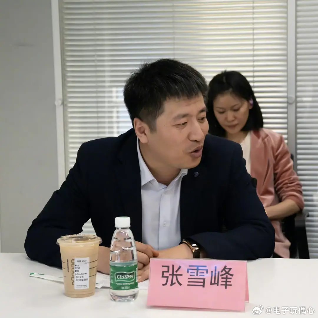 张雪峰在郑州大学2007年的毕业照，那时候很青涩，典型的寒门贵子 