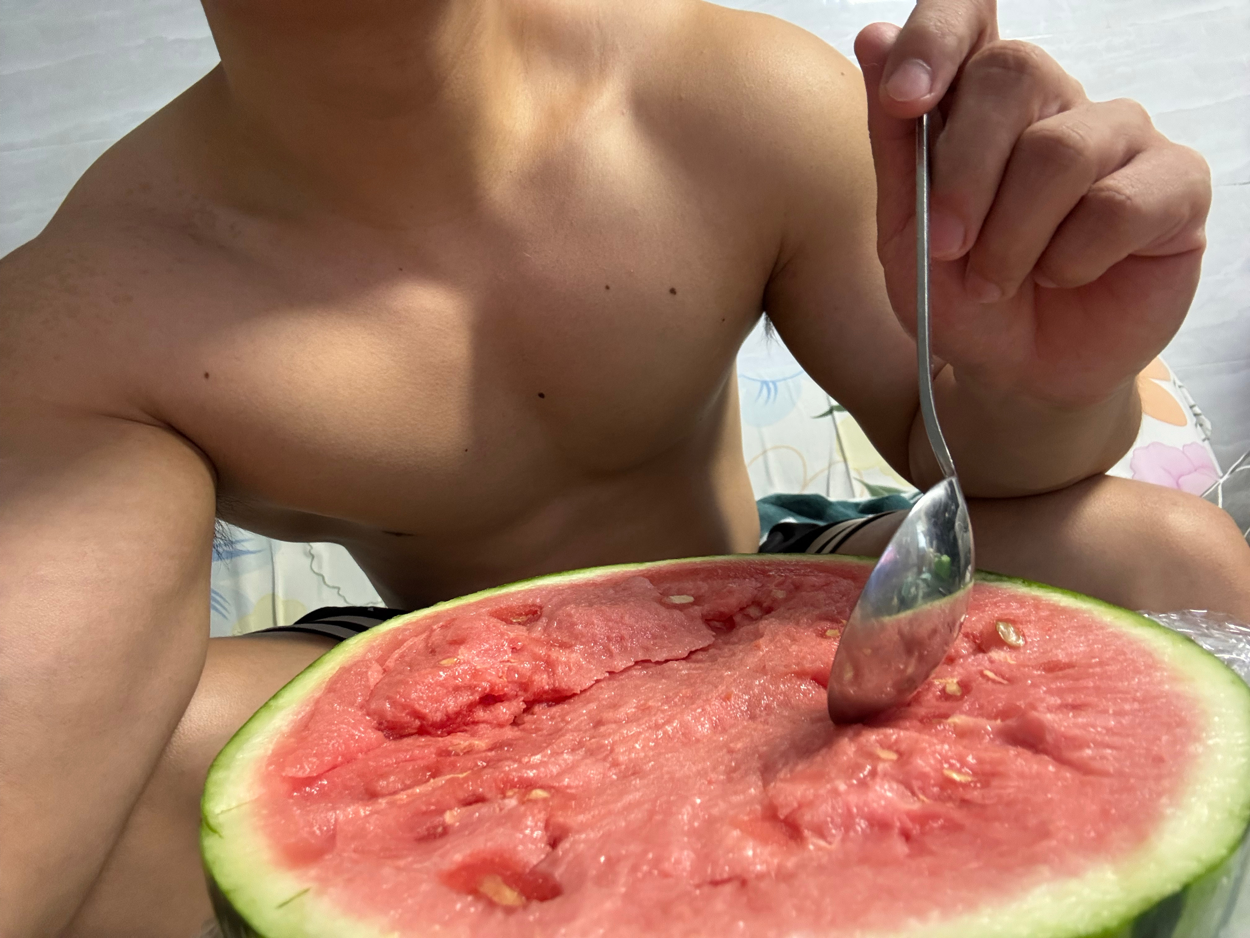 老朱不吃西瓜所以半个都是我的
