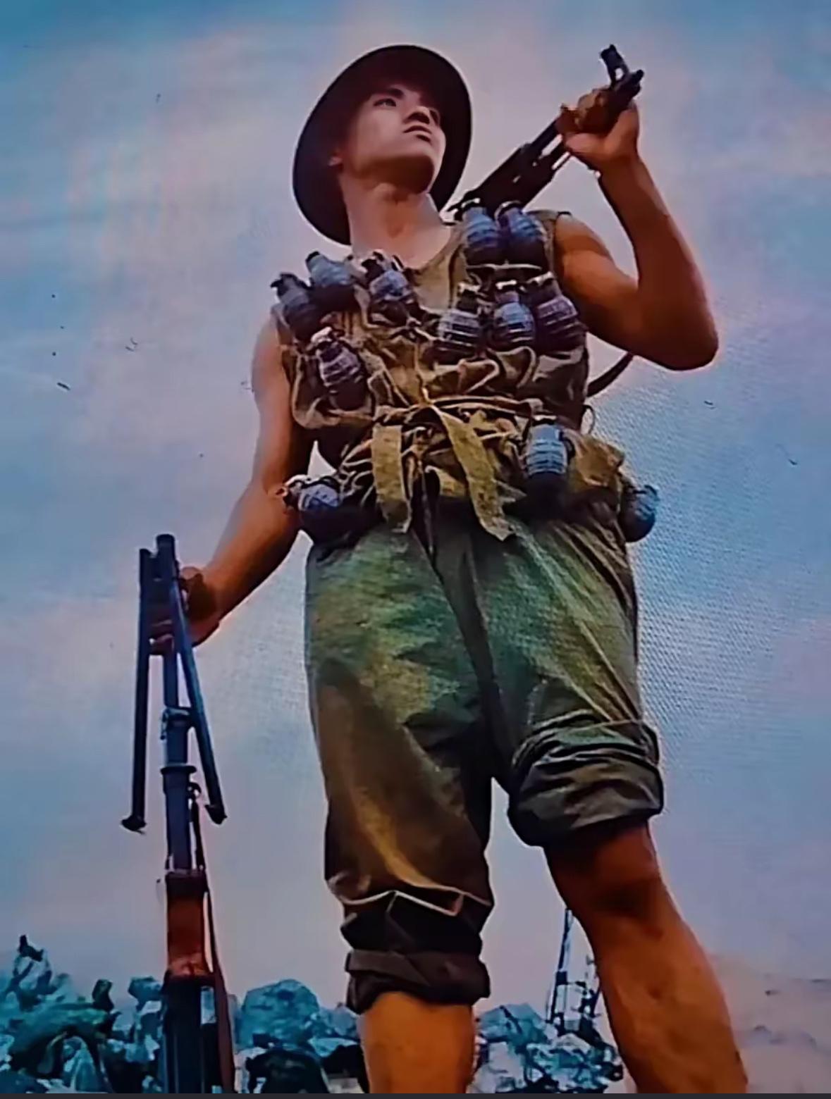 这位身上绑满了手榴弹的勇士英姿！一等功臣马信武，看了不禁让人肃然起敬！他双手紧握