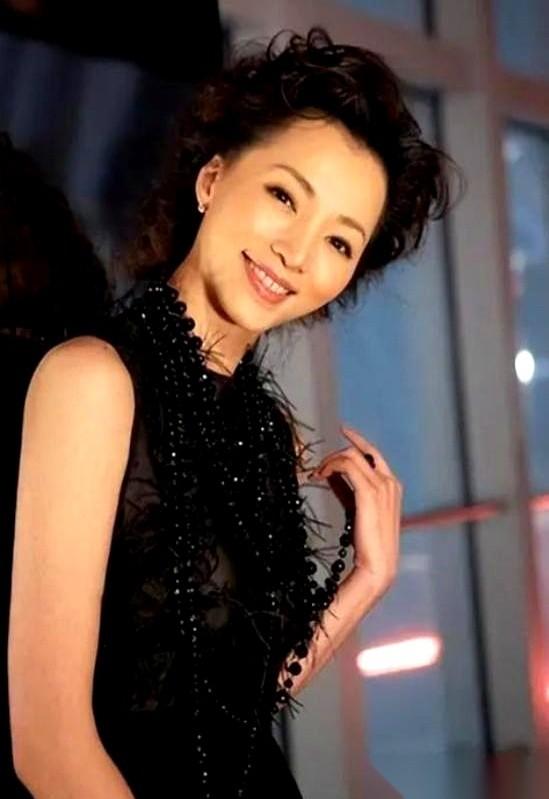据澎湃新闻等公开报道，连续13年站在春晚聚光灯下的董卿，已经消失了整整四年。直到