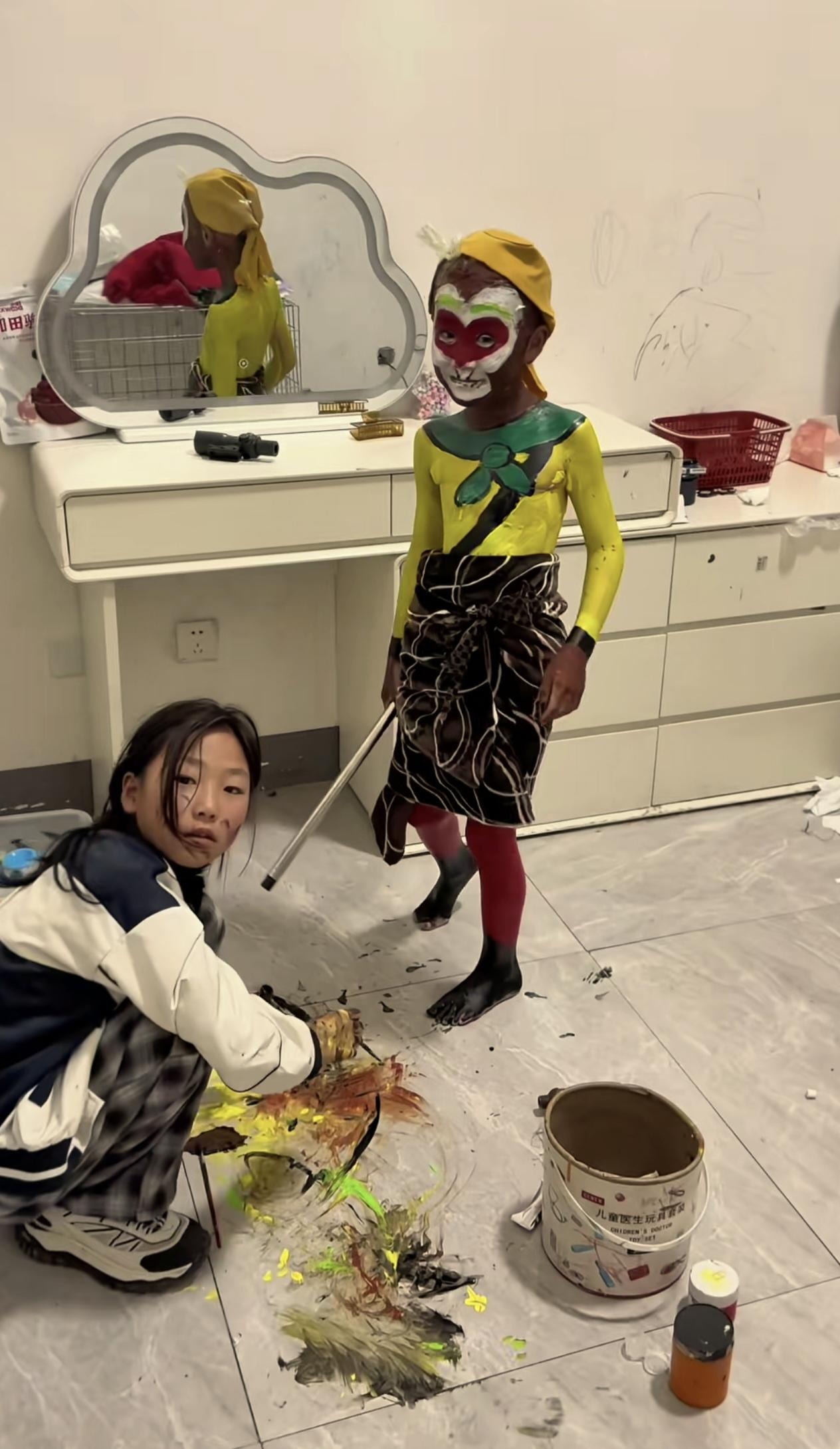 崩溃啊！真是崩溃！家长回家看到儿子被姐姐画成个猴，感觉天都塌了！

山东一家长发