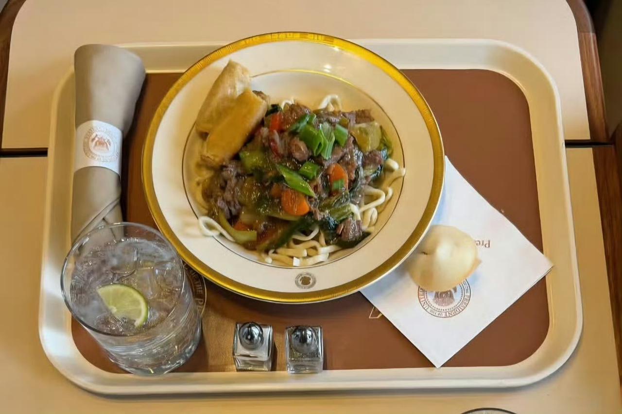 特朗普总统空军一号上的飞机餐。飞机预计19:45到达北京。