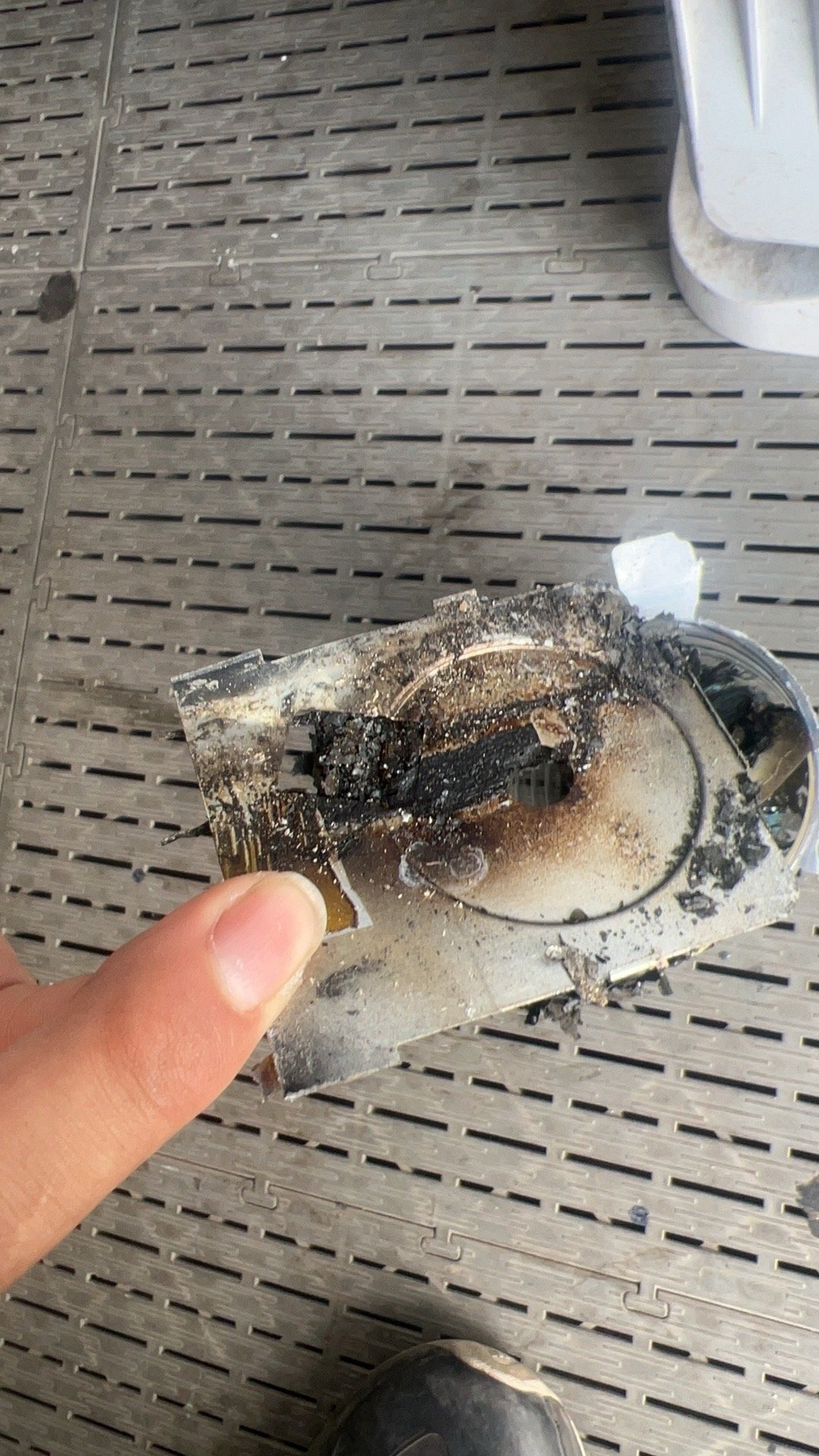 又一罗马仕充电宝充电时爆炸现在网上搜索一下，全是罗马仕充电宝爆炸的[允悲] ​​