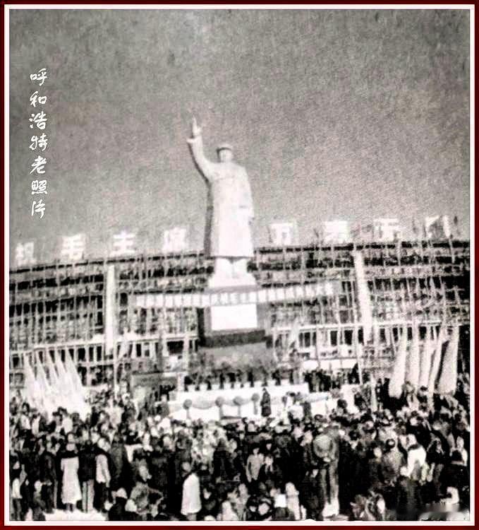 呼和浩特的一张老照片
呼和浩特变迁 呼和浩特市中心人民公园东路的大体育场，落成于