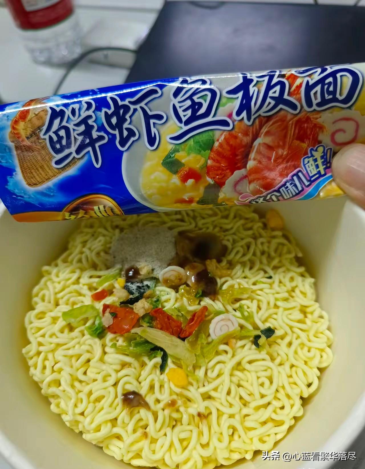 估计很多喜欢吃板面的人也都很好奇吧？这款泡面的名字是“鲜虾鱼板面”，但是里面却没