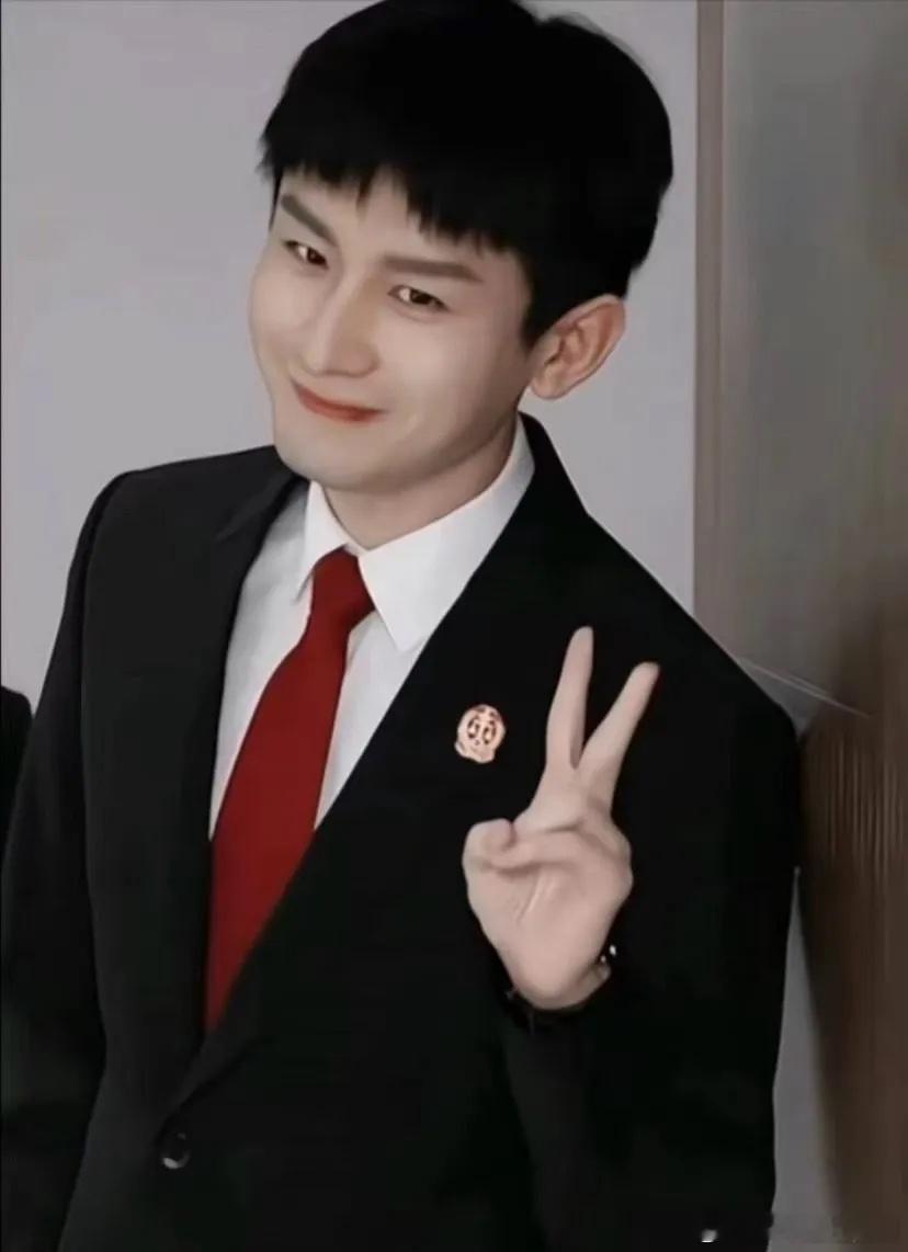 《底线》好喜欢周亦安这个瓜瓜投，体质系男友，谁说成毅现代剧不帅的，不要太好看啊 