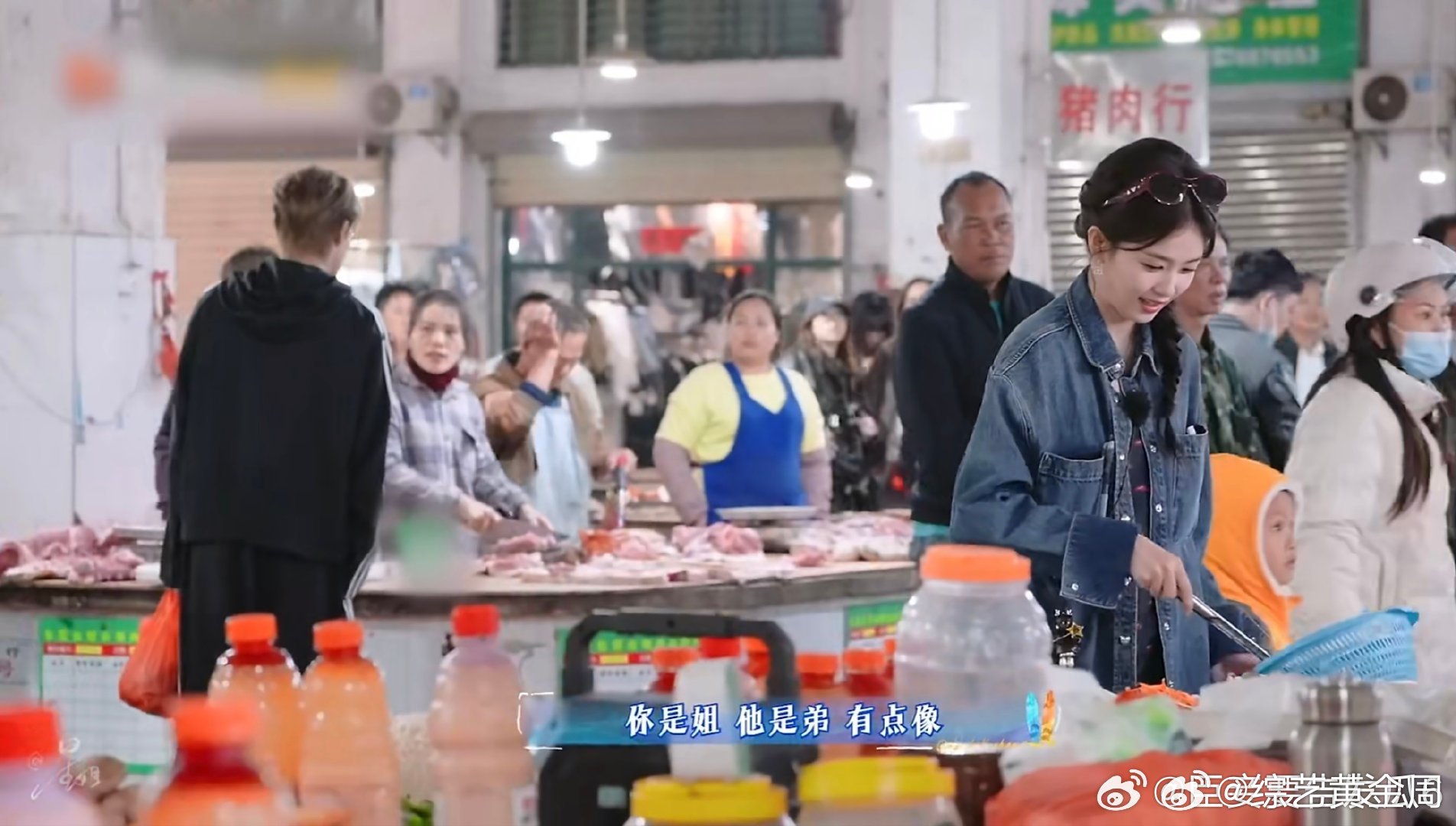 原来只有白鹿一个人自恋白鹿抱孩子VS王鹤棣抱孩子亲爱的客栈 大型社乐现场！白鹿自