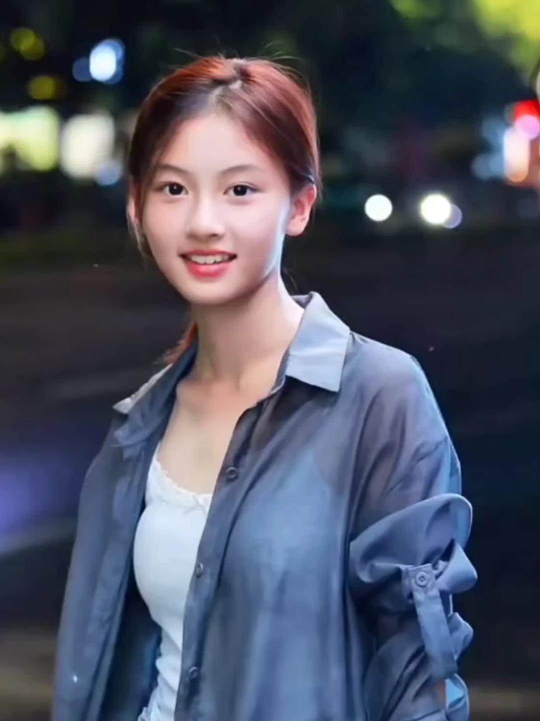 这也太美了，
路边拍到的14岁女孩。
犹如张柏芝和杨颖的合体，
网友们看后不仅纷