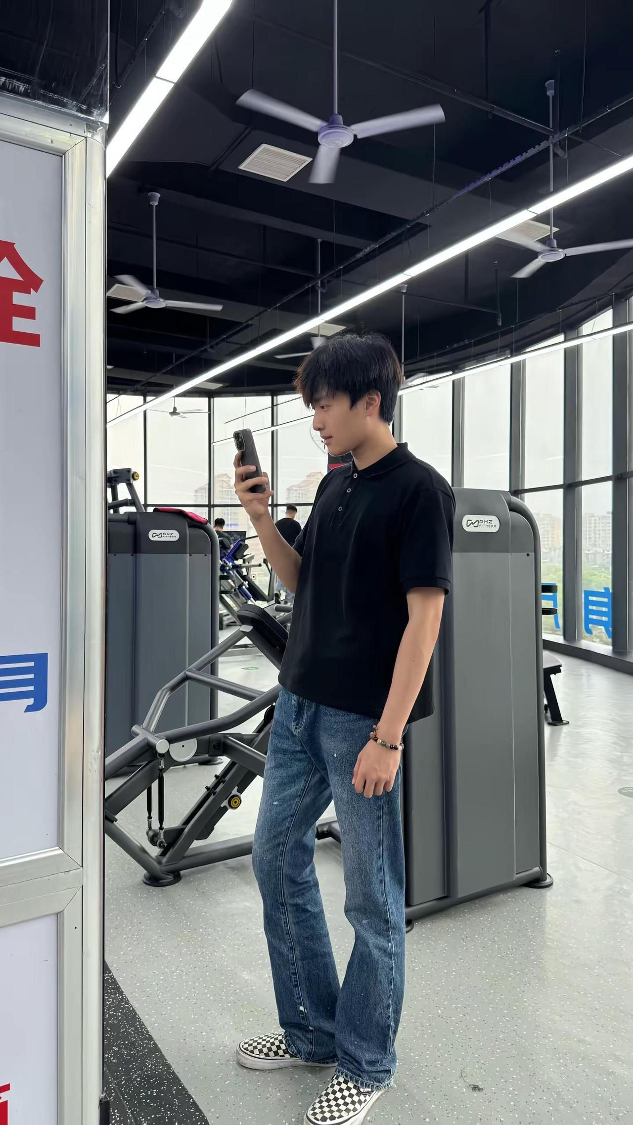 你的穿搭 过肩的长发 可爱的脸 阴阳怪气的嘴爱说反话 爱沉默的样子 那些你改不掉