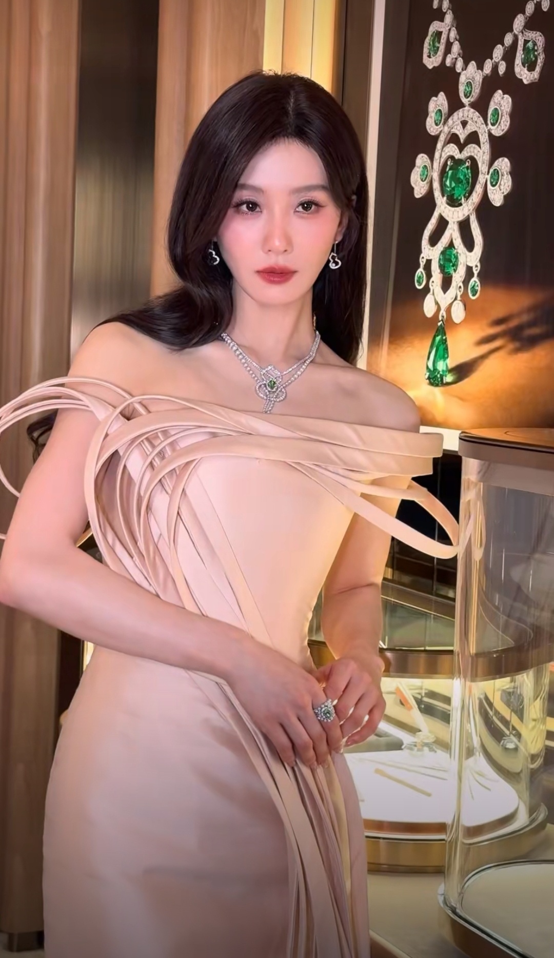 刘诗诗今日上海新天地Qeelin House旗舰店揭幕活动造型，一袭Rami A