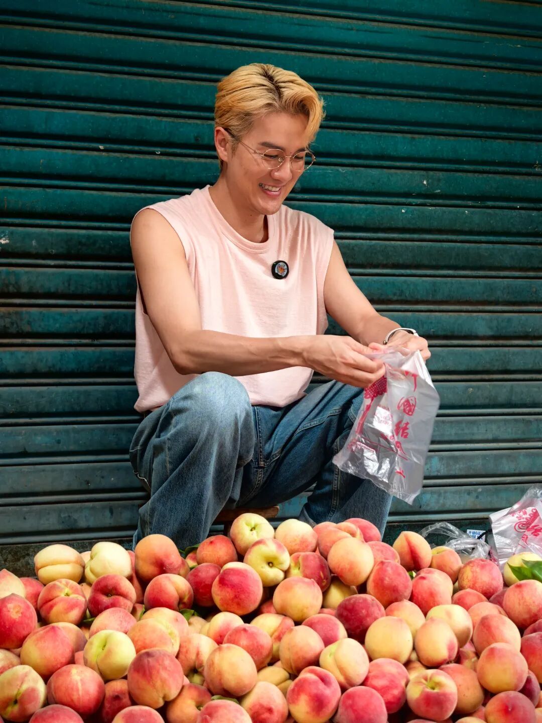 偶遇吴克群路边卖桃子克群路边帮老人卖桃，挑桃、装袋、扇风一条龙；遂宁的风，吹来了