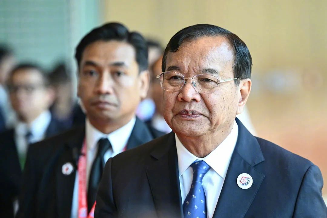 #柬埔寨向中美等国通报#【柬埔寨召集中美等多国外交使节通报柬泰边境局势】当地时间