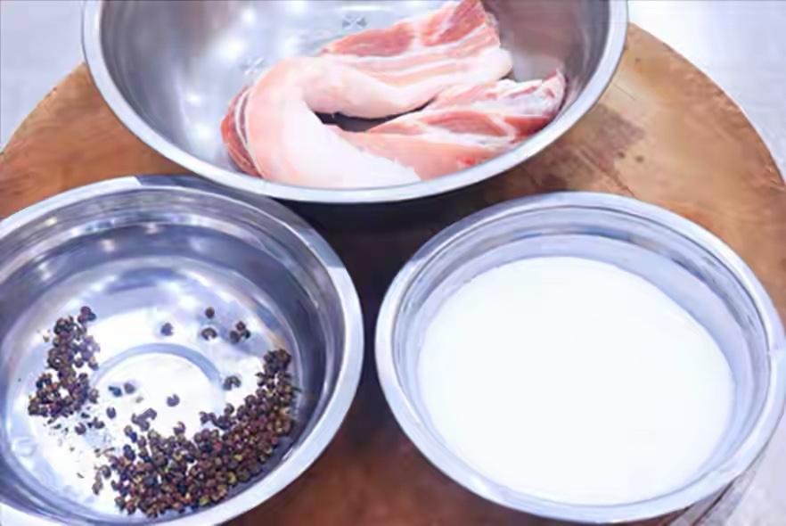 自古民间就有“冬腊风腌，蓄以御冬”的习惯，小雪前后，温度骤降、空气干燥，正是腌腊