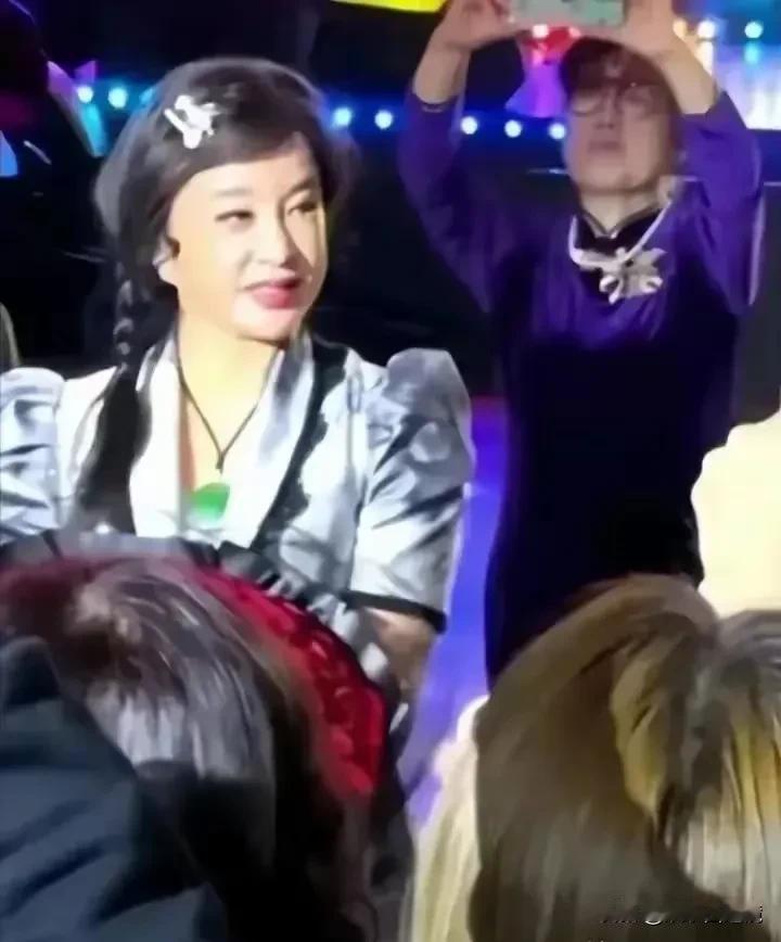 她总是把自己打扮成年轻丫头的模样，喜欢演少女的角色，这是不是她心态的一种真实反应