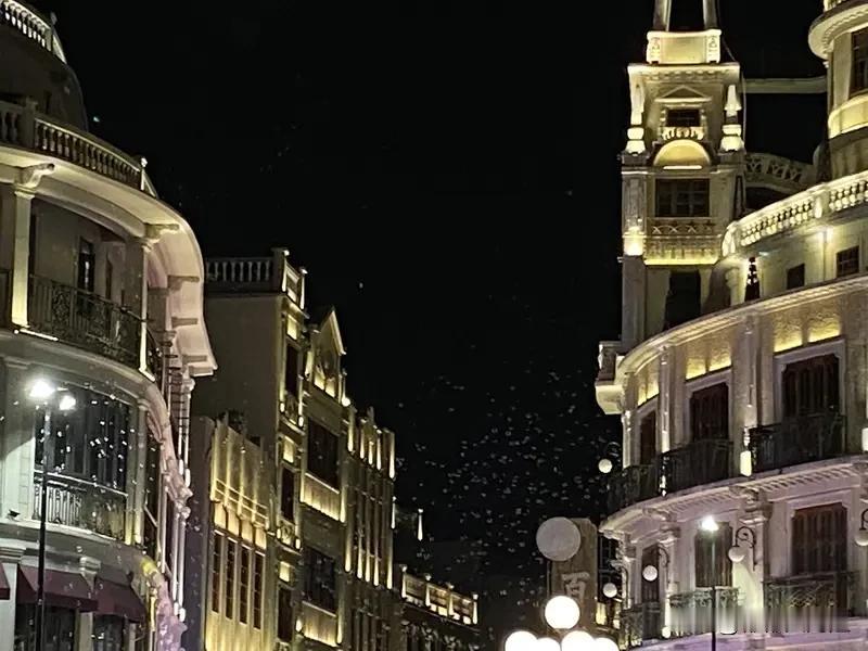 最近网传汕头撒钱事件闹得沸沸扬扬。有人觉得撒钱这种行为太夸张，像是一场闹剧。从旁