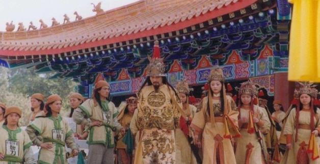 1864年，一个15岁的少年被绑在刑柱上，刽子手举刀准备对他施行凌迟。少年哭着哀