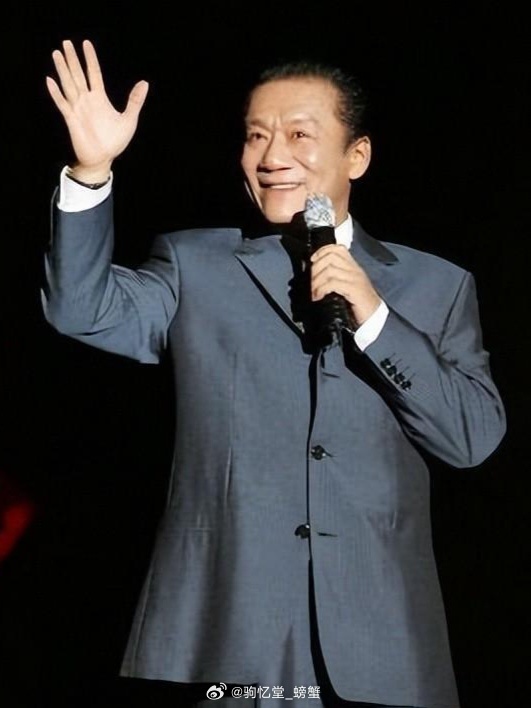 弹指一十九载，先生音容未远，妙语长留市井，风骨永驻艺坛。 