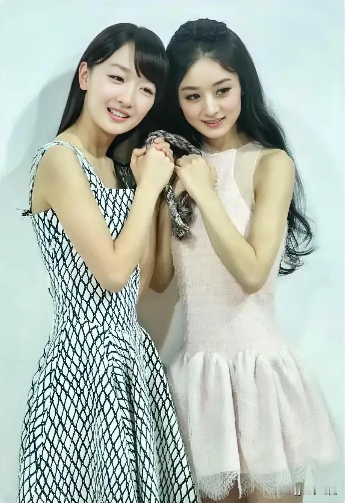 赵丽颖，周冬雨同框好亮眼啊！赵丽颖温柔甜美得像一个精致的娃娃一样，美的360度无