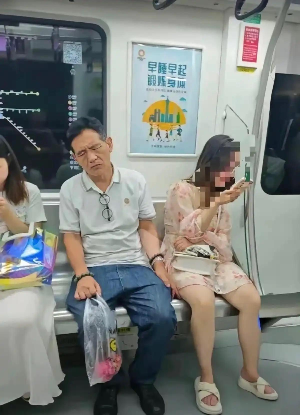 地铁上偶遇一位疲惫的大爷，闭着眼靠着座椅休息，手里拎着塑料袋，看着奔波劳累。地铁